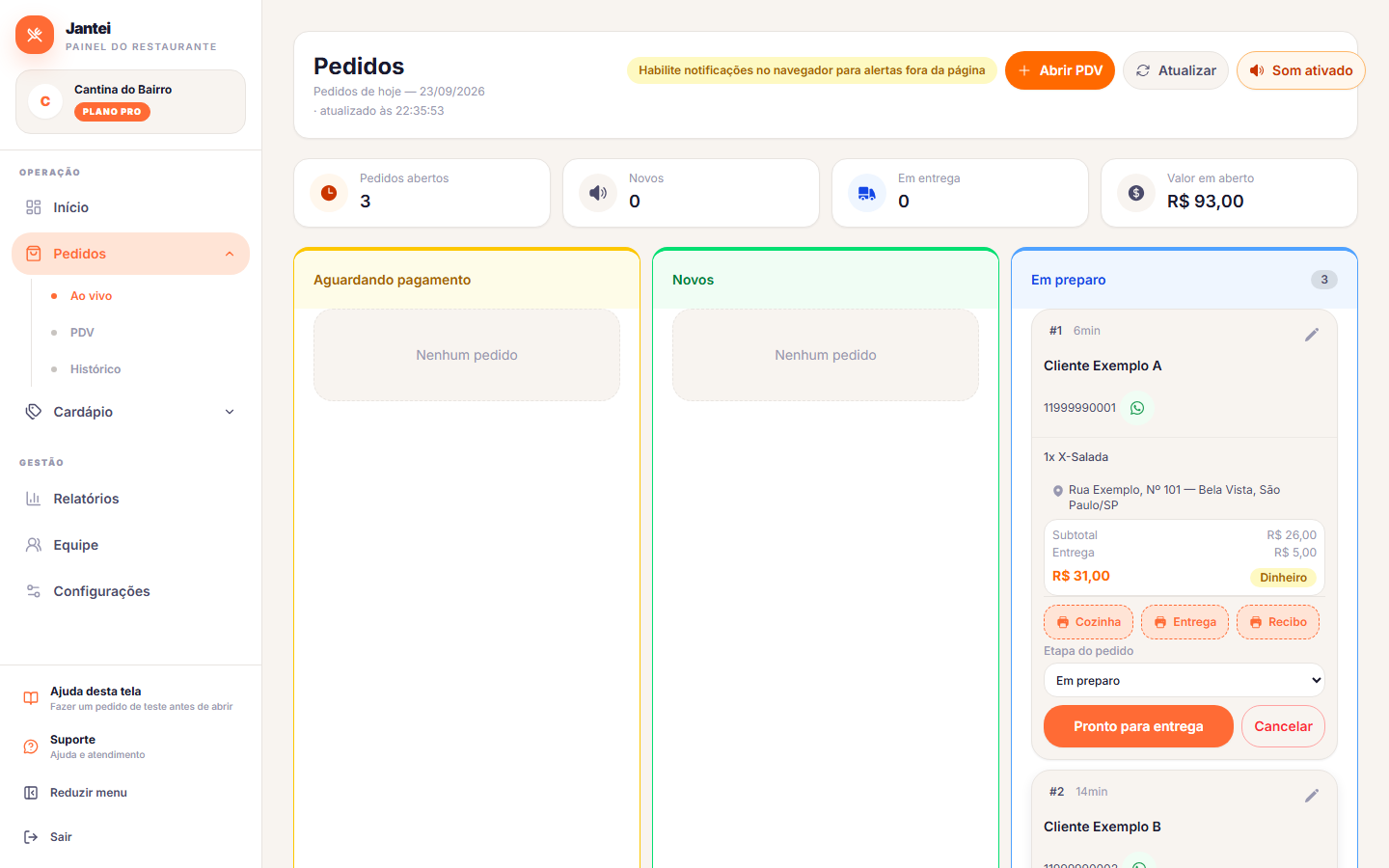 Painel de pedidos ao vivo, com um pedido em cada etapa